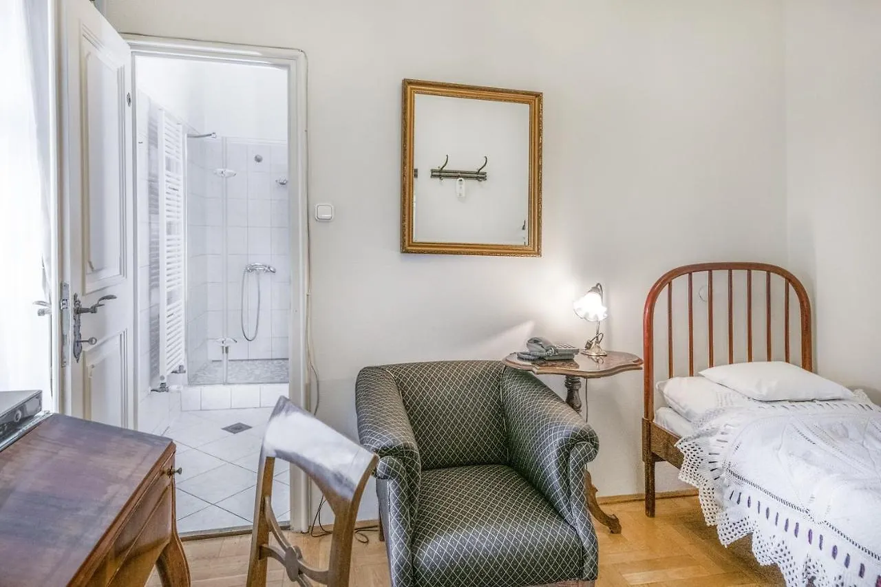 Academy Pension Budapest Bed & Breakfast